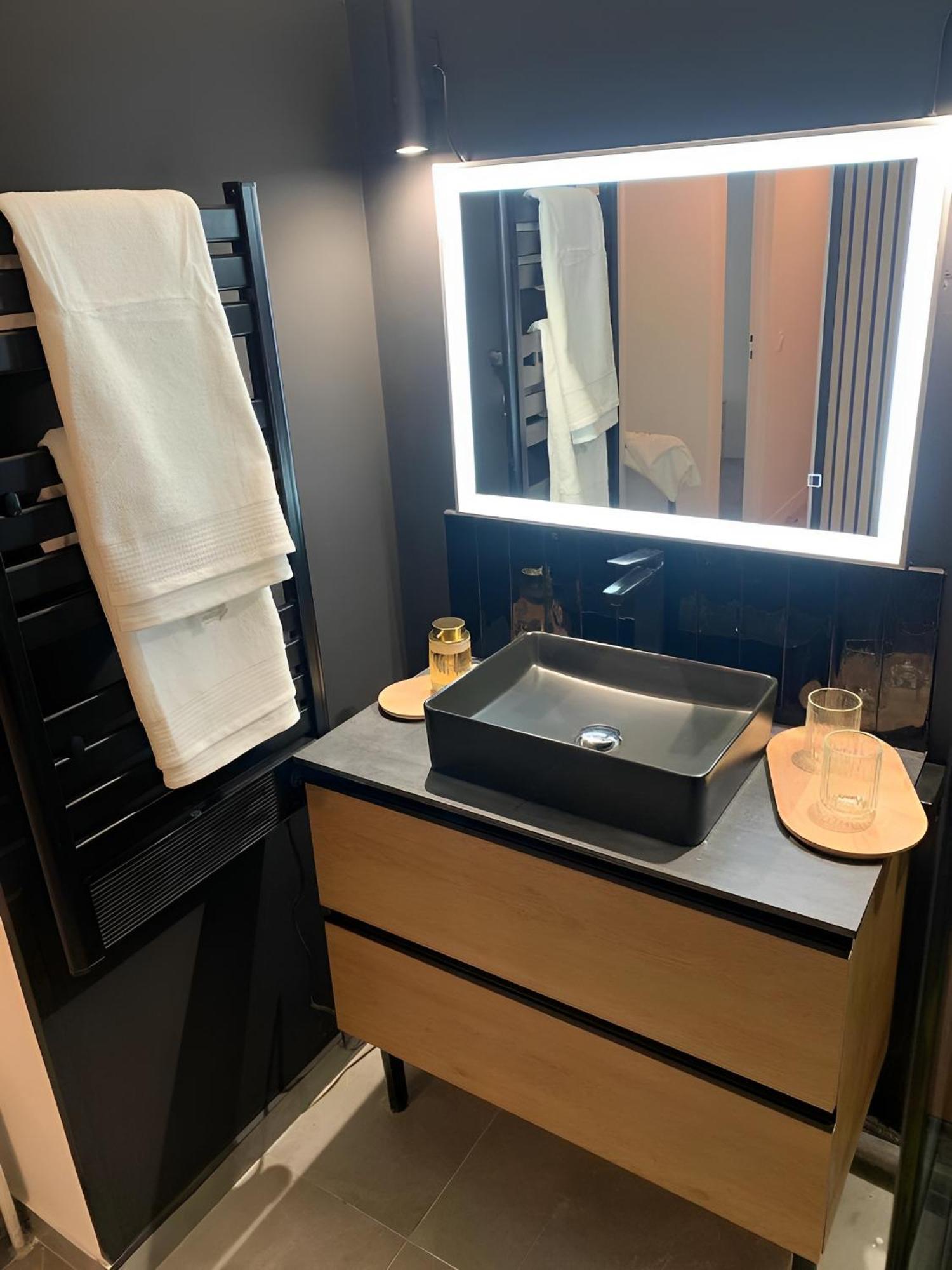 Magnifique Appartement, 3 Min De Paris ลูวาลัวเปแรต์ ภายนอก รูปภาพ